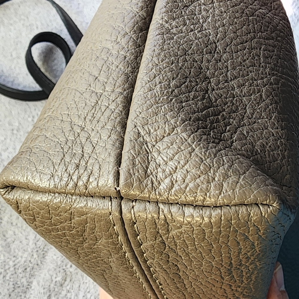 Valentina Italy Taupe Pebble Leather Crossbody Bag w/ Black Strap EUC - Picture 4 of 14